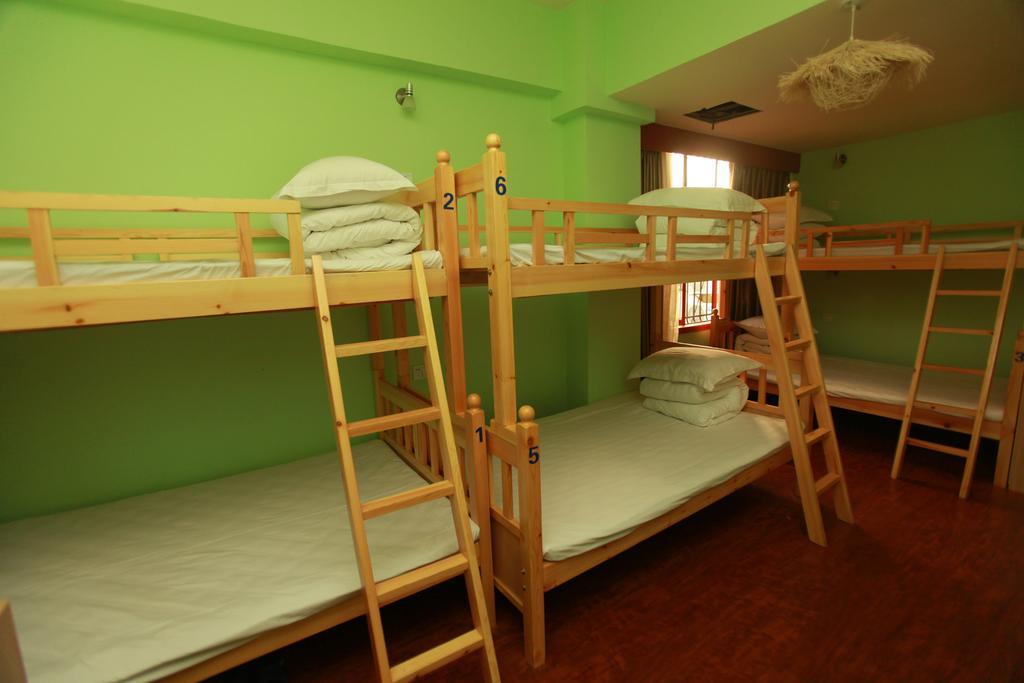 Zhengfu Caotang Decent Inn Ченду Номер фото